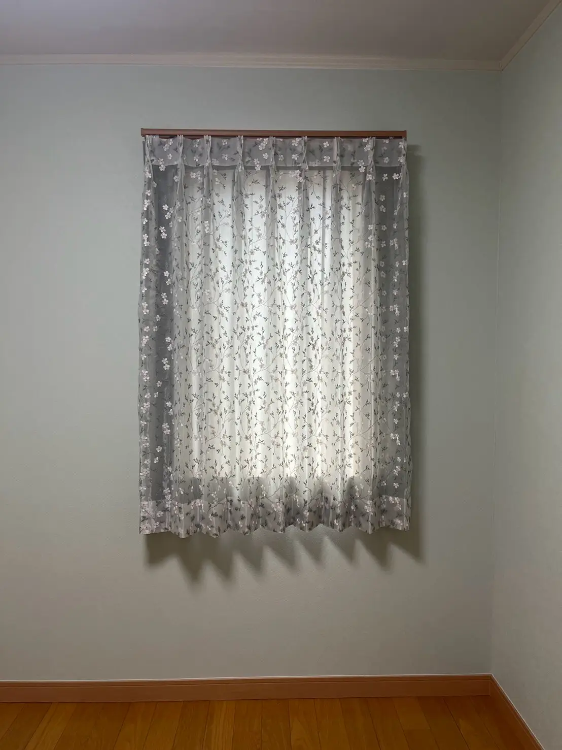 爽やかなブルーのフロントレースカーテンが映える子供部屋